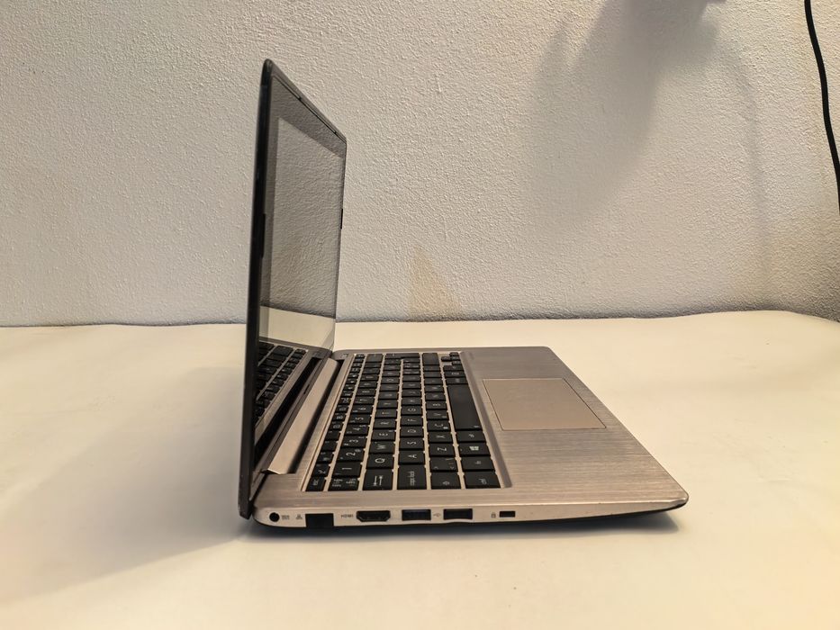 Laptop Asus slim S200E ecran cu touch Intel Celeron 1.50 GHz SSD 128GB 4 GB RAM  windows 11 Pro instalat carcasa aluminiu