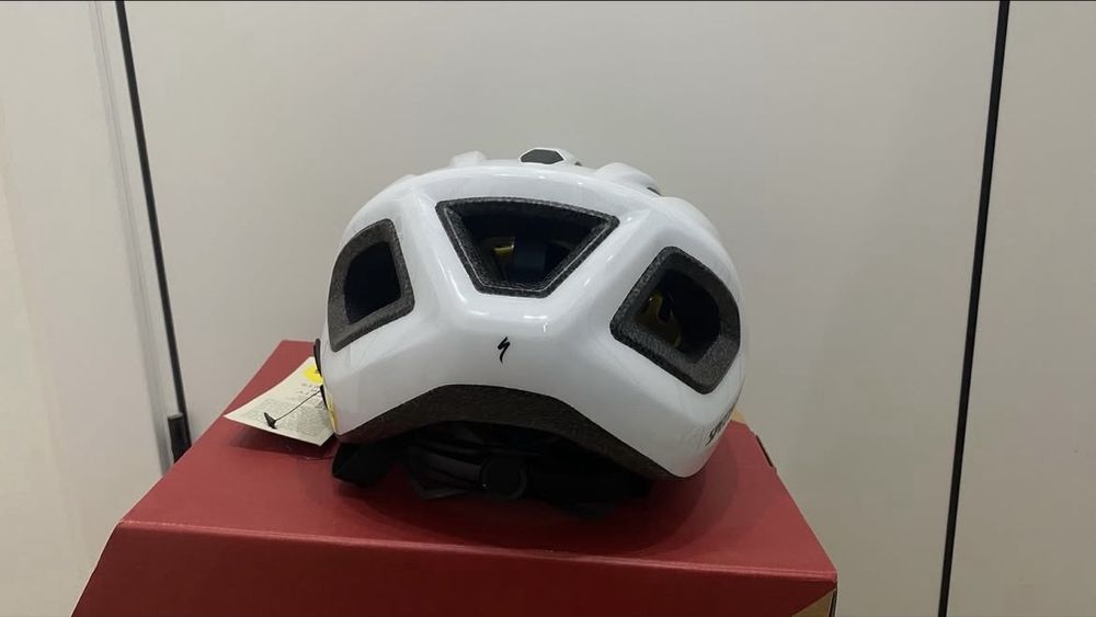 Продаю шлем Specialized с Mips