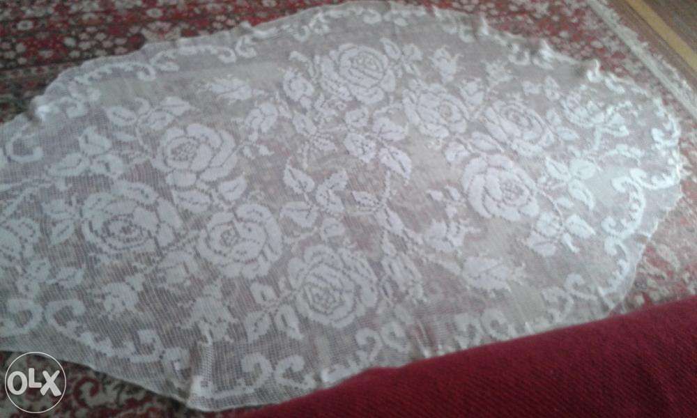 Fata de masa din dantela- crosetata manual