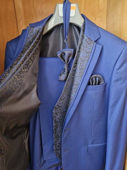Costum bărbătesc bleumarin mărimea 48 din stofă