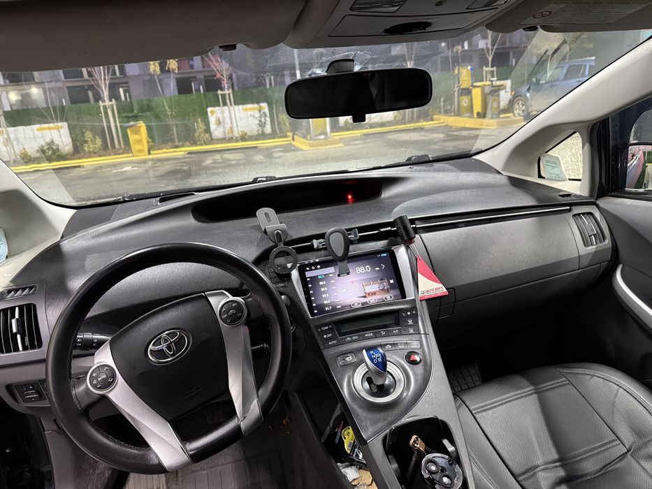 Vand Toyota Prius 1.8 Benzina -Hibrid -2011 - 123 hp - Automata - CVT