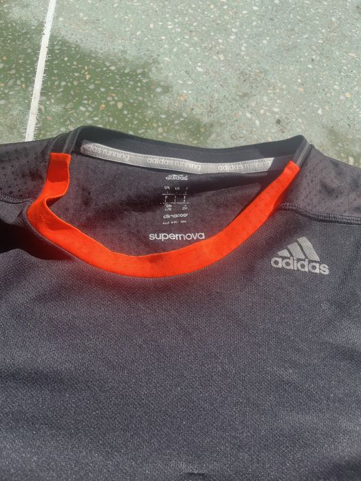 Adidas черна тениска с оранжеви ивици , направена за спорт