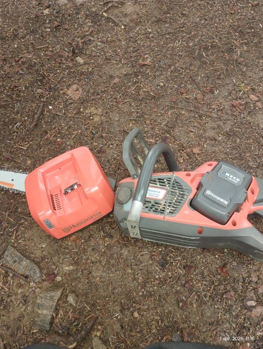 Drujba electrica Husqvarna 540i XP, cu încărcător și baterie.