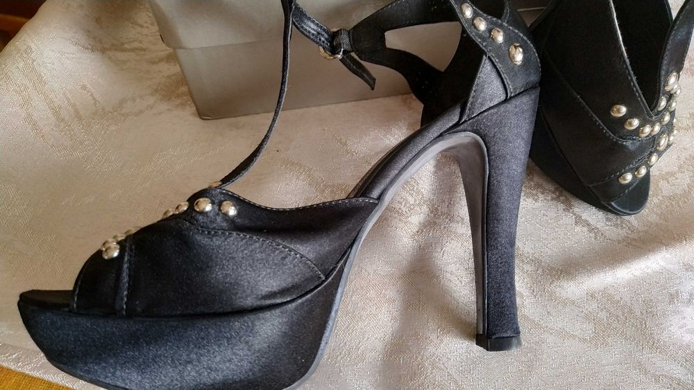 Ново! Дамски черни сандали с капси