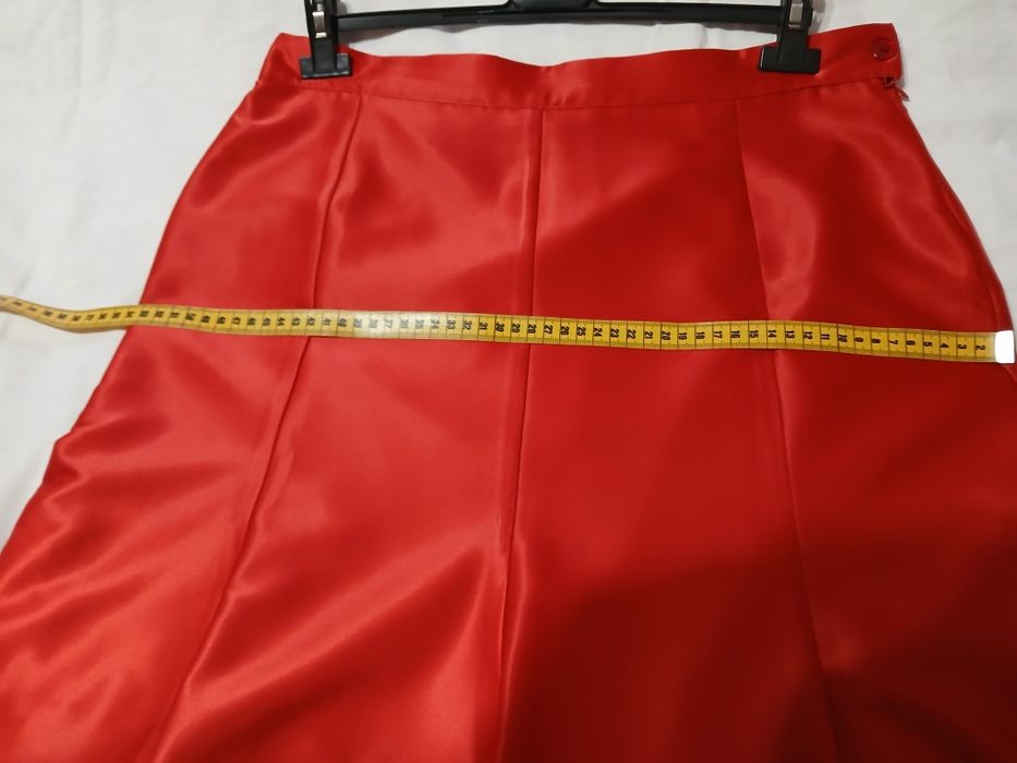 Costum de șaten cu broderie roșu