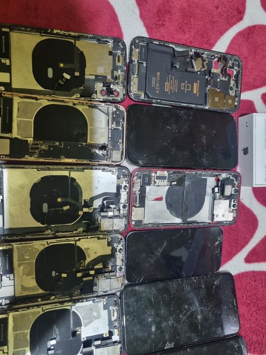 Vând lot iphone sparte de piese.