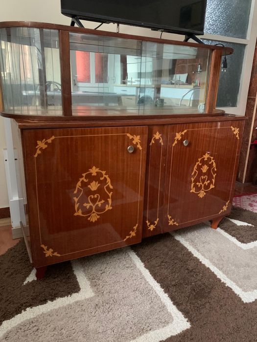 Vand mobila de lemn masiv