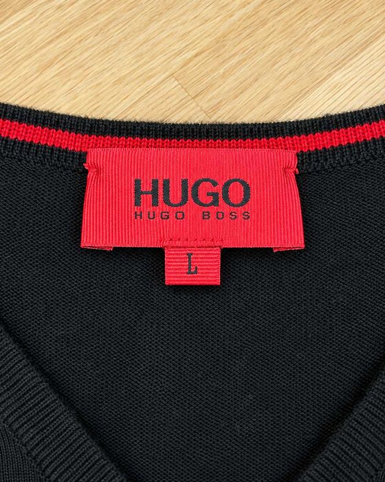 Pulover HUGO Hugo Boss bărbați negru, 100% lână virgină, decolteu V, logo HUGO brodat pe mânecă, mărimea L