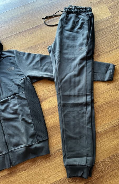 Мъжки,памучен,тъмно сив екип The North Face с качулка и ципове на джобовете