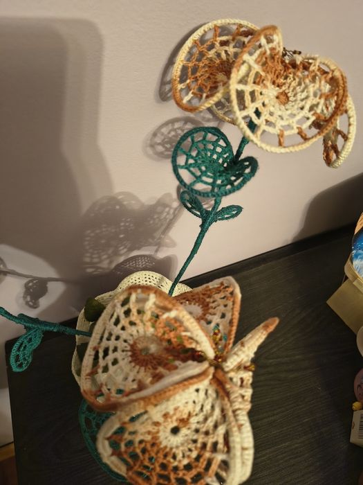 Ghiveci cu flori croșetate