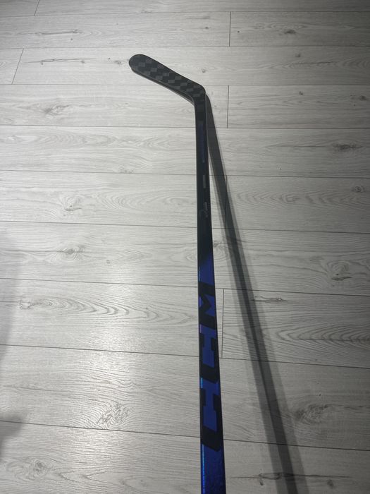 Продам хоккейную клюшку