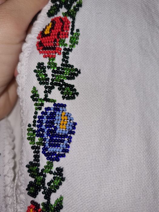 Cămăși cusute cu mărgele, fir continuu, bărbat-femeie.