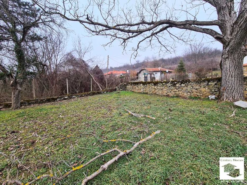 170283 Къща с просторен двор и стопански постройки в с. Косарка