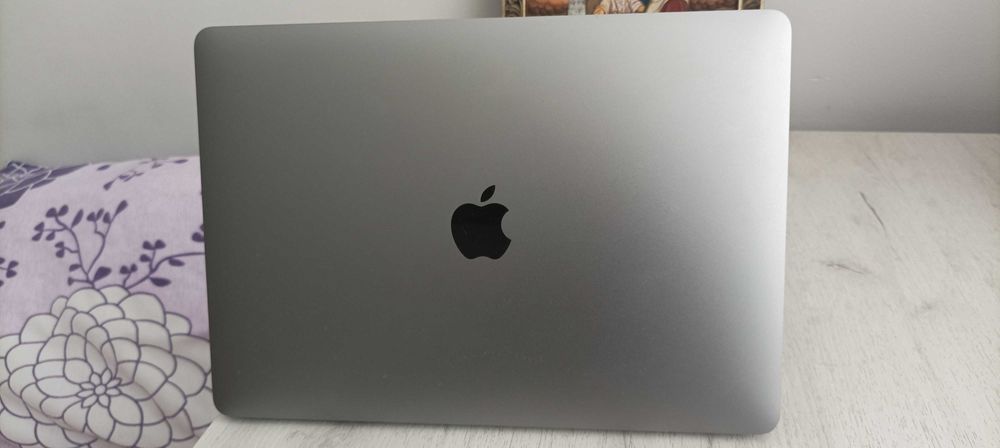 MacBook Pro (13-инчов, 2017 г., четирима Thunderbolt 3 порта)