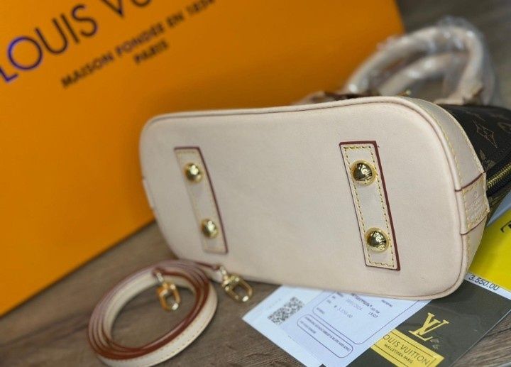 Geanta mini model Alma,super calitate, curea detasabila umăr, lacatel metalic, saculet, etichetă