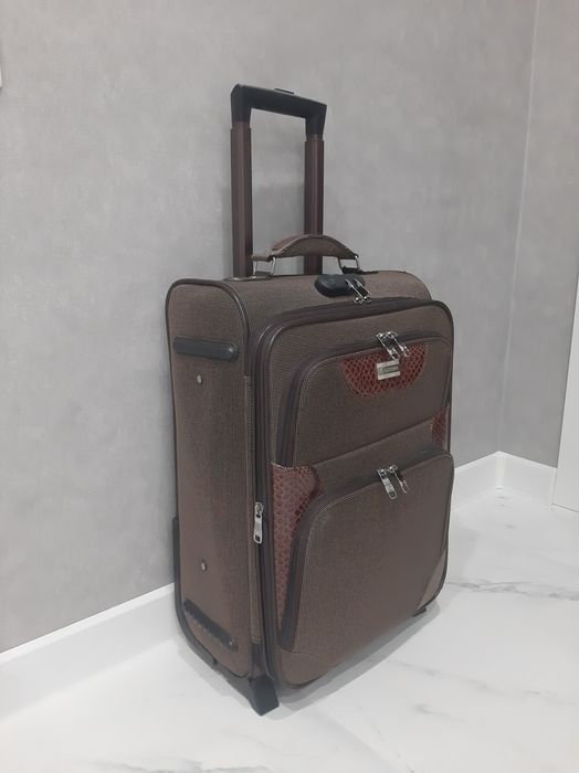 Чемодан ,размер ручной клади.