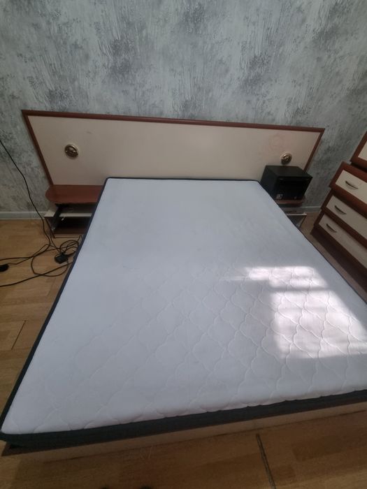 Двуспальная кровать с матрасом 60000 . Самовывоз только