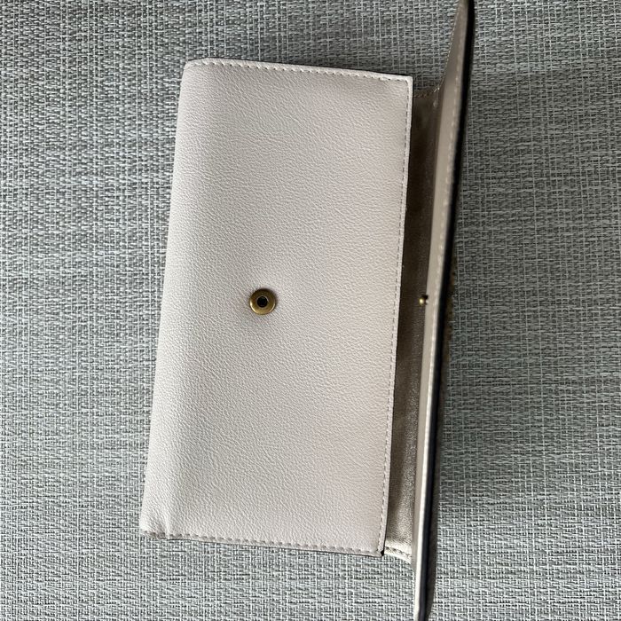 Дамско портмоне GUESS в отлично състояние, отигинално