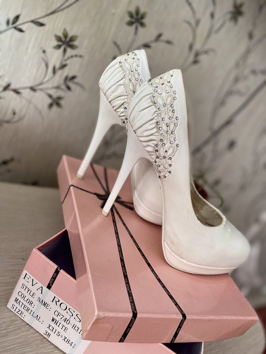 Белые туфли на шпильке