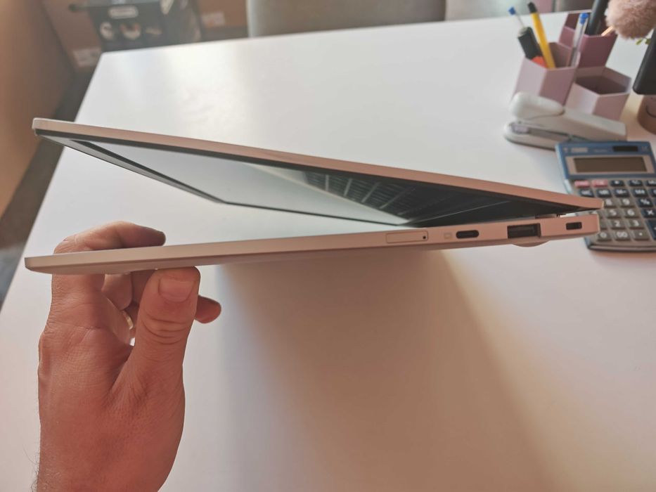 Laptop slim de 14" Samsung Galaxy Book2 Go NP345XLA,  Windows 11, baterie aproximativ 10 ore sau dezmembrez
