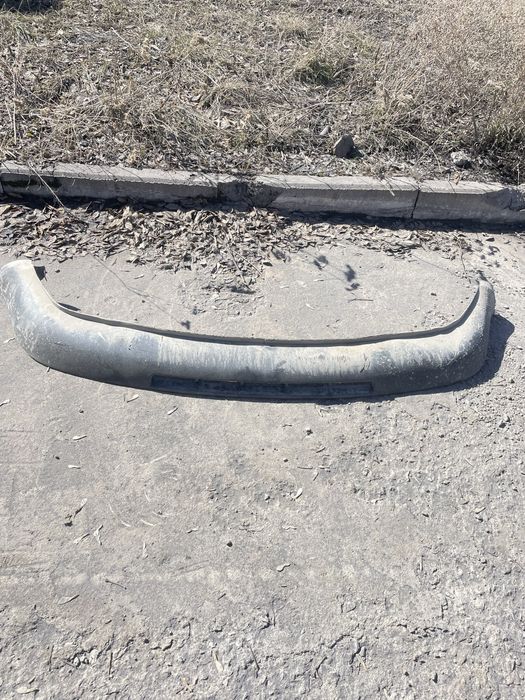 Губа переднего бампера VW Golf 4