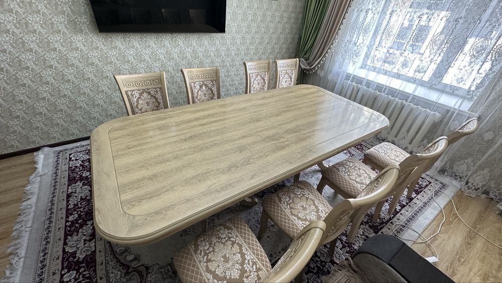 Большой стол со стульями
