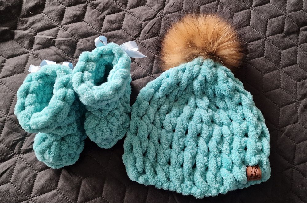 Бебешка шапка и ботушки handmade