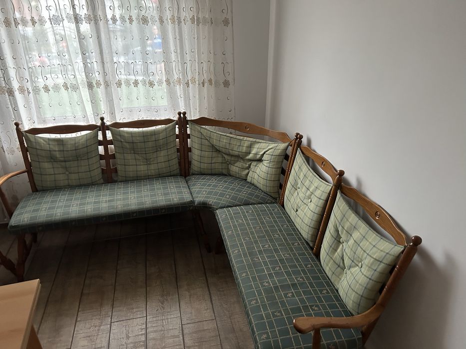 Coltar bucatarie cu scaune si masa