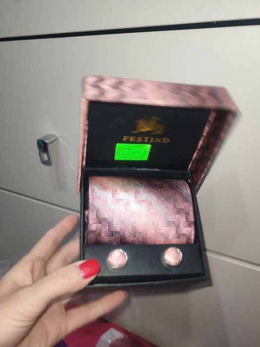 Запонки и галстук