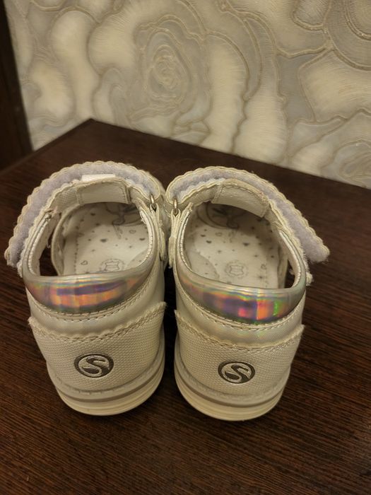 Продам сандалии для девочки