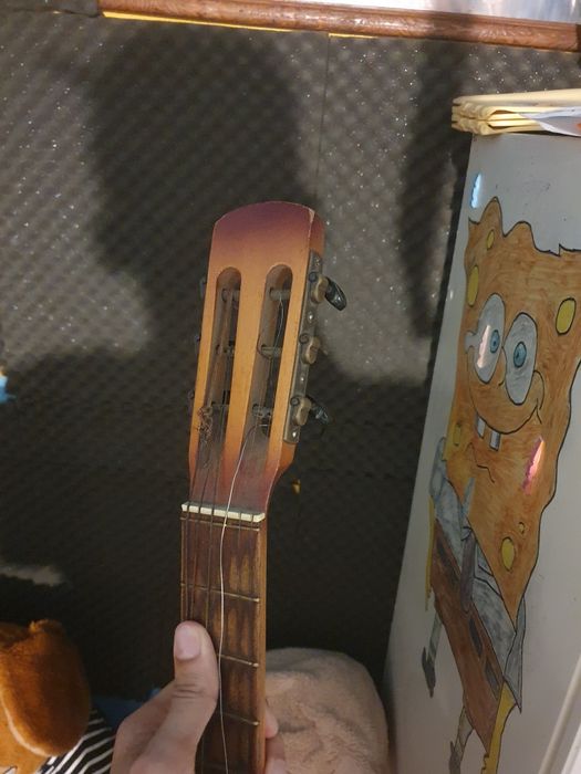 Vând chitara din lemn