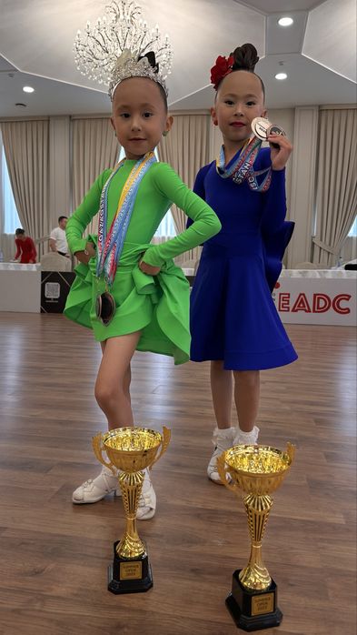 Продам платья бальные