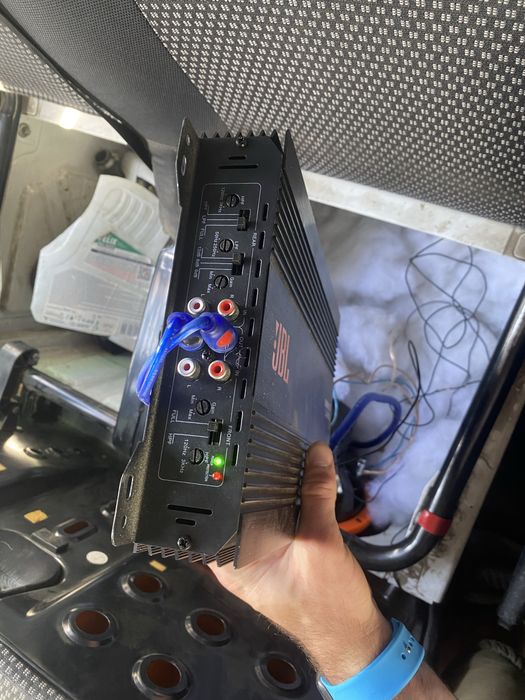 JBL усилитель для савбуфера