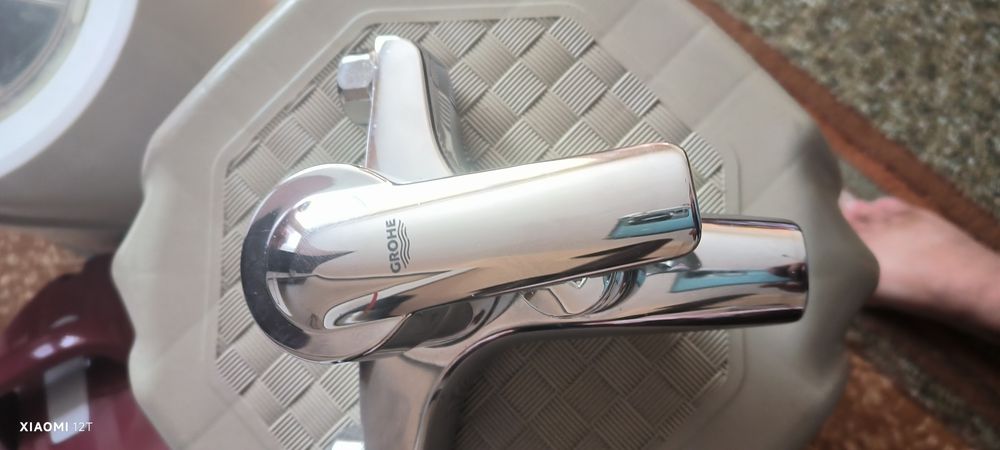 Душ батерии 2 бр.Грое в добро състояние..Подходящи за мивка  и душ.