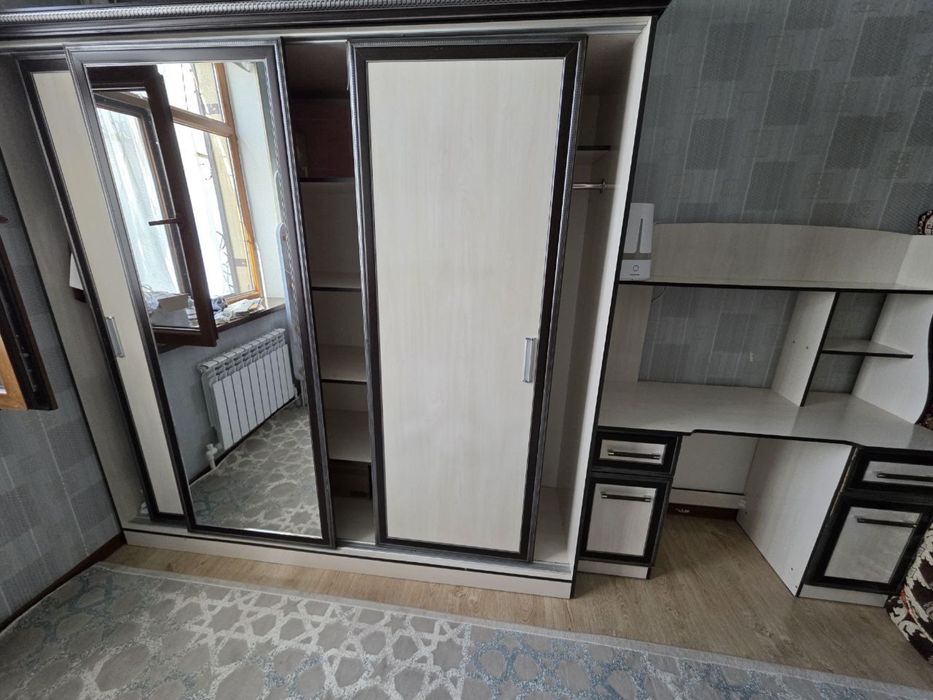 Shkaf, bolalar uchun dars stoli va bollar kravati sotiladi