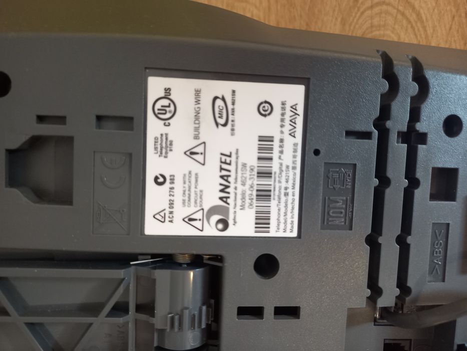 Продаются стационарные телефоны, проектор.