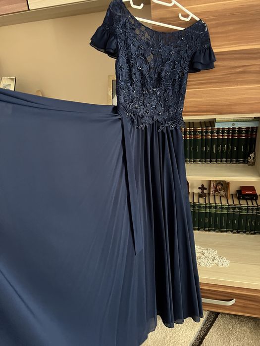 Rochie lunga de culoare bleumarin cu dantela