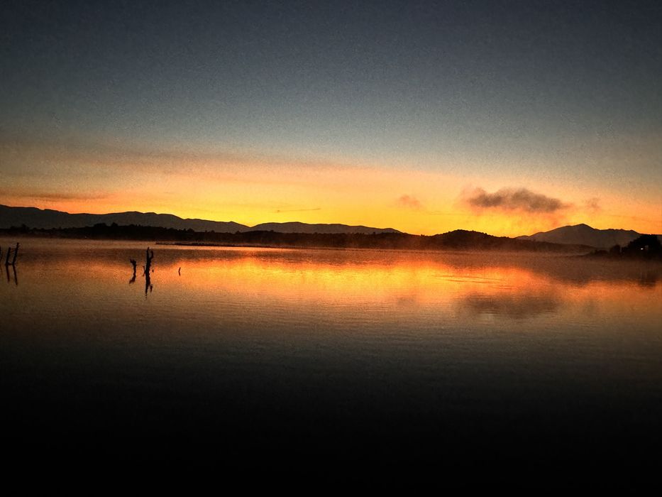 Каравана с навес и лодка на яз. Логодаж