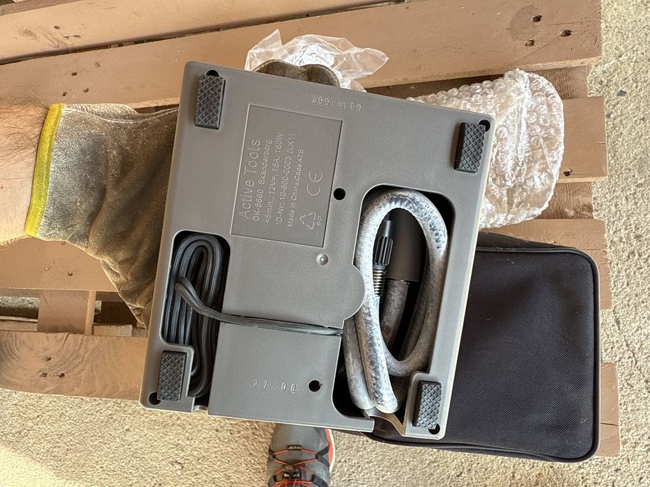 ЧИСТО НОВ Авариен Комплект Автокомпресор + Течна Фаза * 180W/15A/12V *