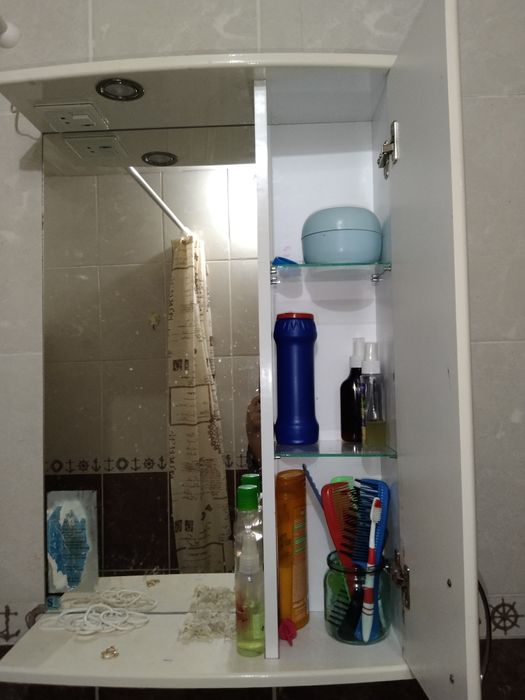 Продам шкаф с зеркалом  в ванную