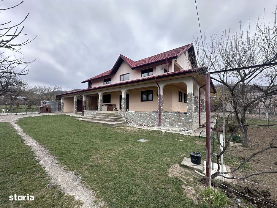Casă de vânzare în Pucioasa!