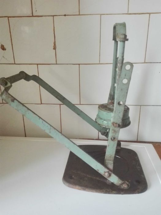 Затварячка за буркани и медни чиния и тенджера .