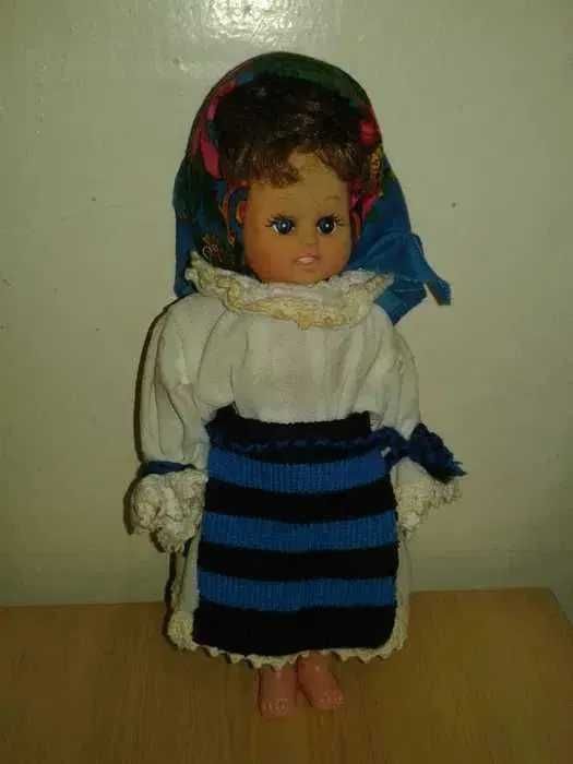 Papusa de colectie in tinuta-costum national
