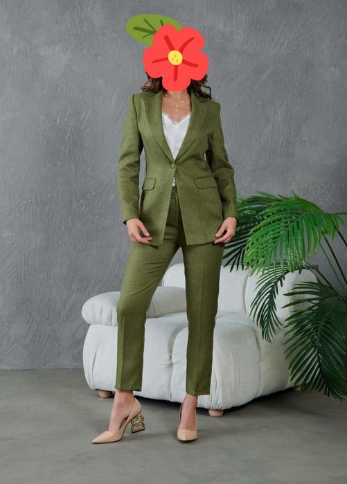 Елегантни дамски костюми