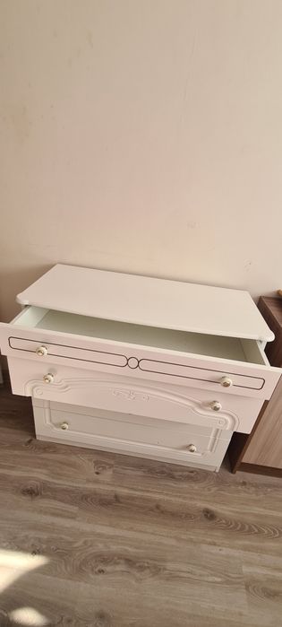 Комод и прикроватные тумбы