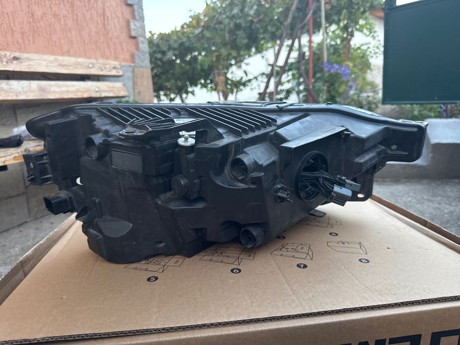 Фар за VOLVO XC60 ляв