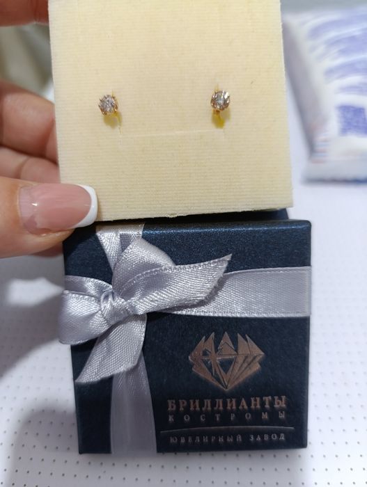 Серьги пусеты с якутскими бриллиантами.