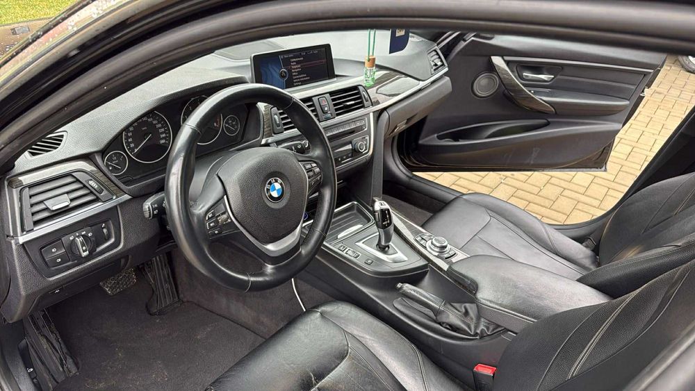 BMW F30 - AUTOM, HARMAN ,TRAPA, PIELE -Plafon NEGRU 184 CP-Luxury Line