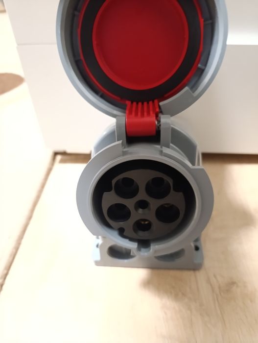 Трифазен червен евро контакт за монтаж на стена  IP67 3P+N+Е 63A