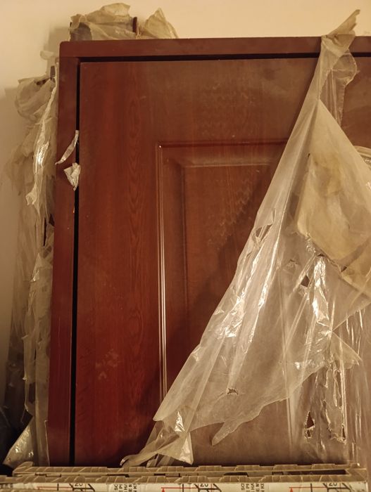 Продам 7 двери и 50 кв таркет на пол